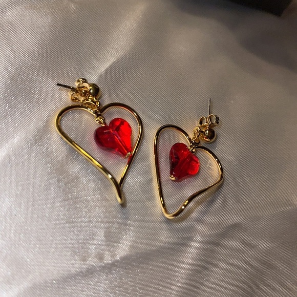 Avon (1994) Vintage Two of Hearts Earrings Goldtone/Red - Picture 3 of 5